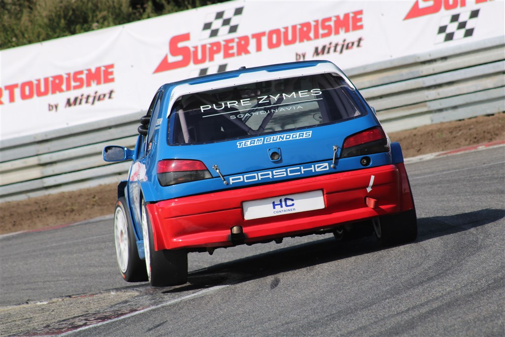 Kim König var flyvende i mere end en forstand. Denne weekend var han deltager i Division 1, men stadig den blå og røde Porschø – undskyld, Peugeot, blot med lidt flere hestekræfter under hjelmen.
(Foto: JJ Media)